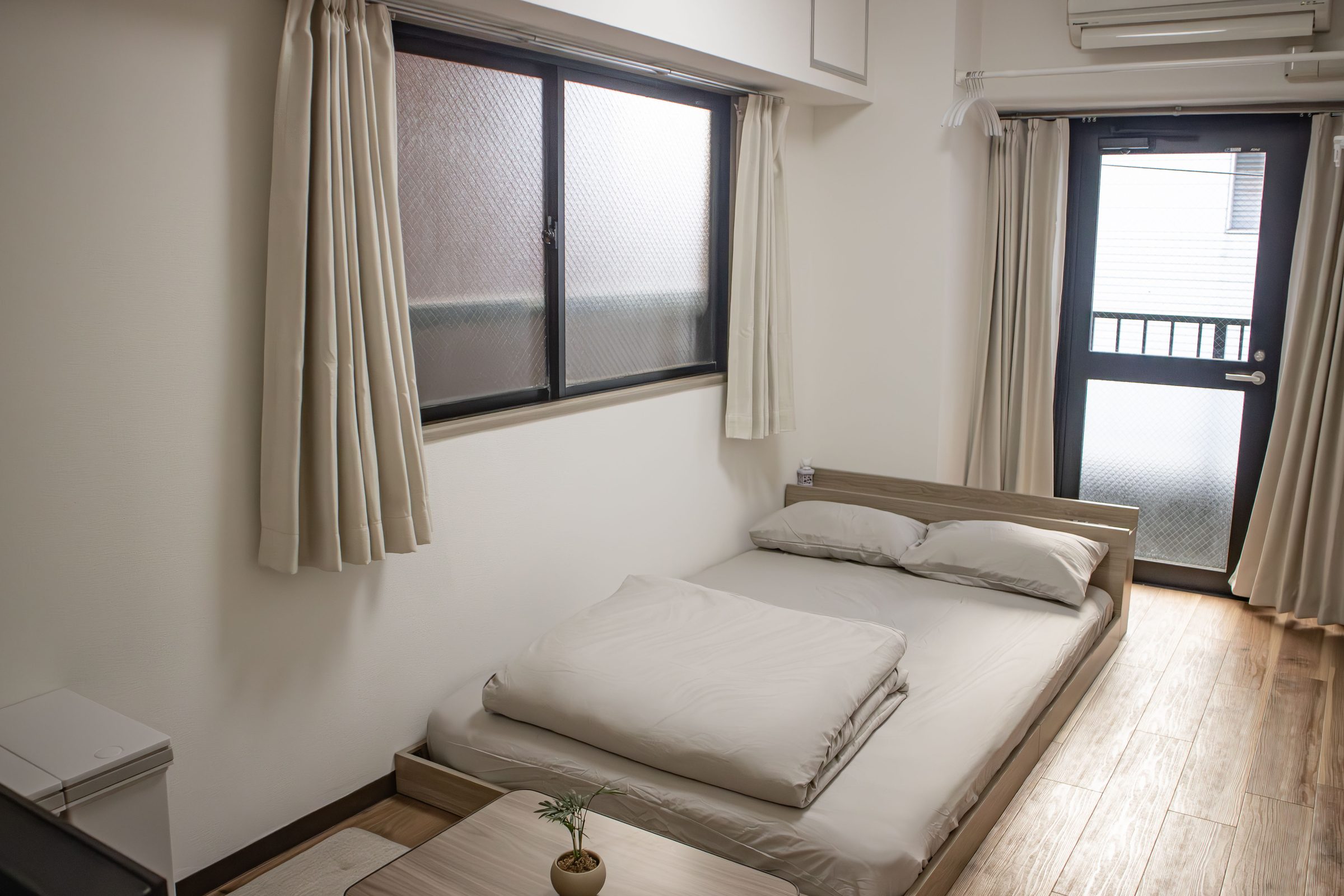 Bedroom with a double bed and access to a balcony.