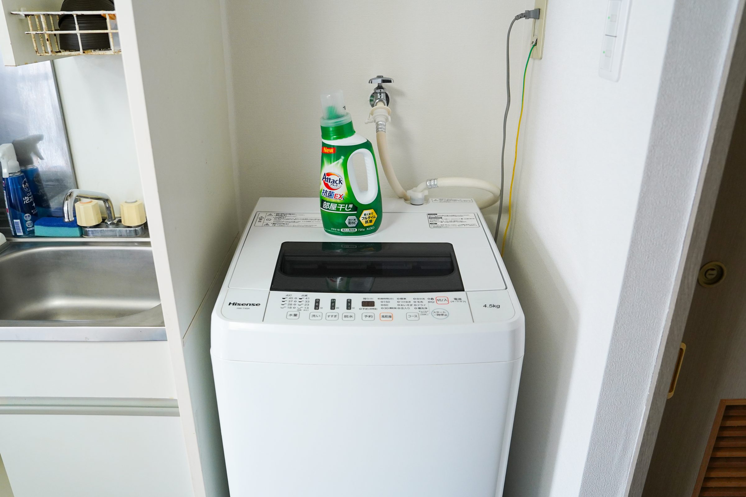 洗剤が置かれたハイセンス製の洗濯機